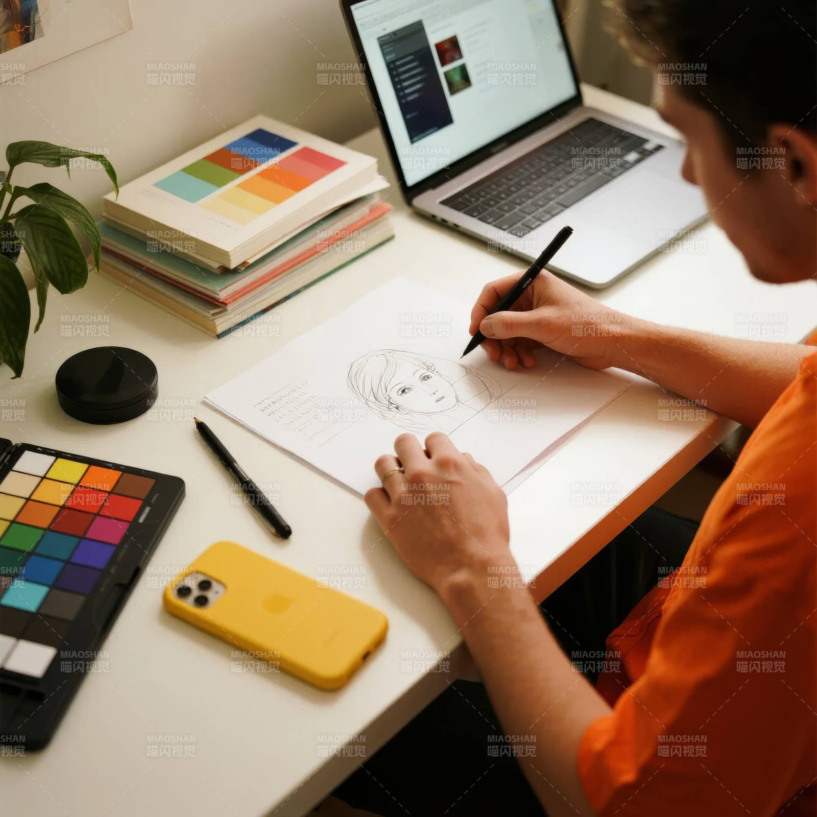 专注绘图的瞬间图片