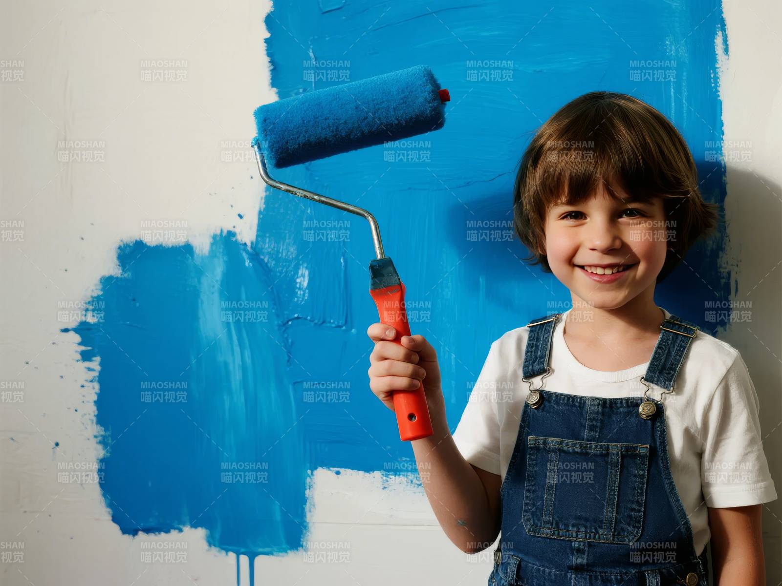 小画家涂蓝墙图片