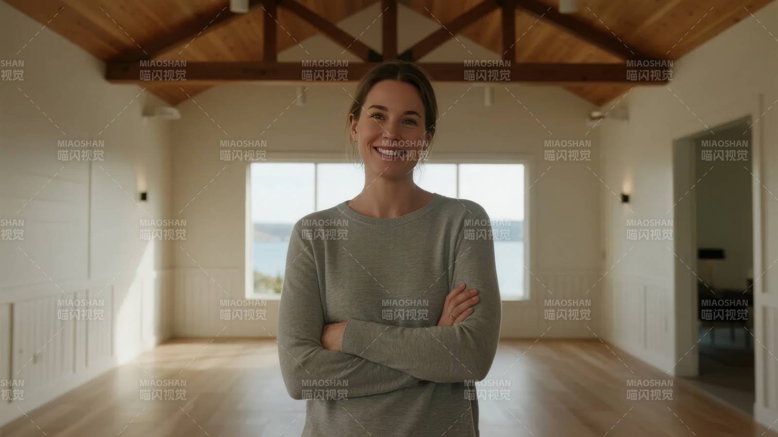 微笑女子室内站立图片