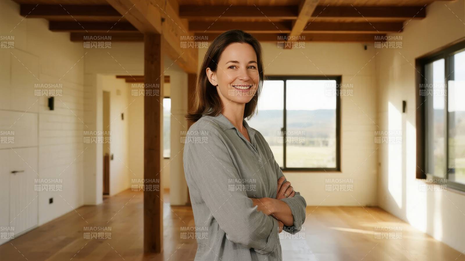 微笑女子室内站立图片