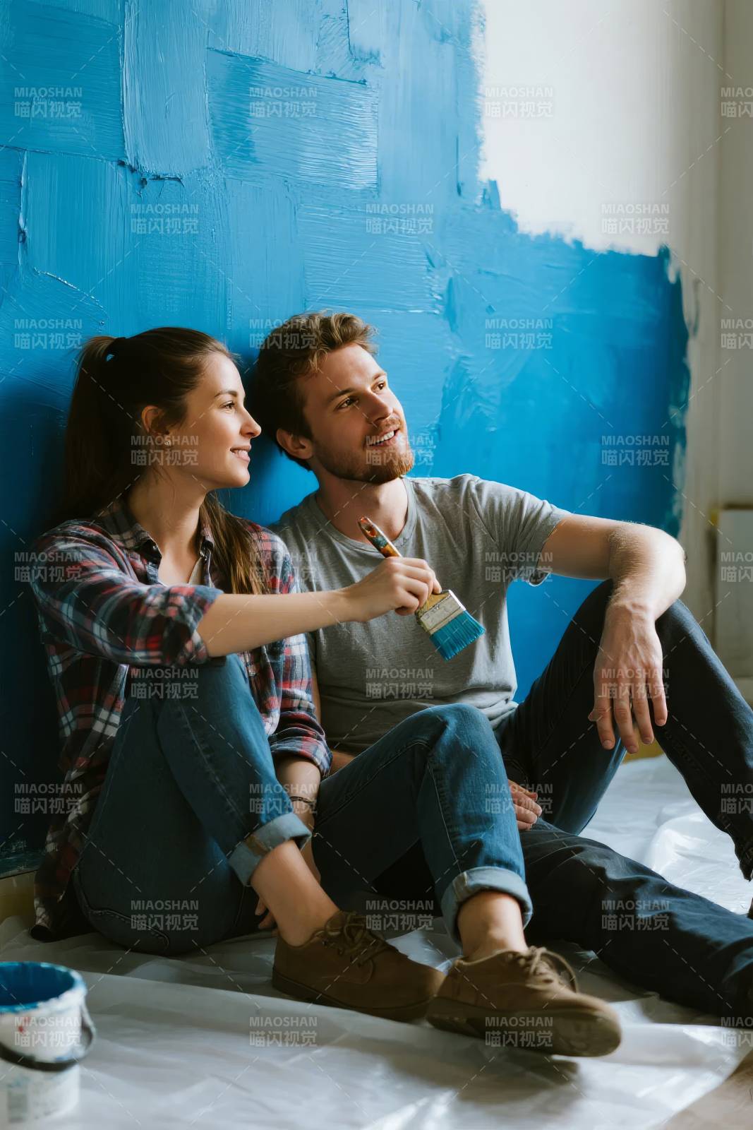 情侣共绘新家梦图片