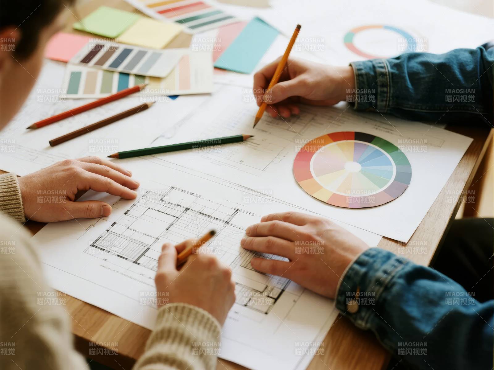 设计团队协作绘图图片