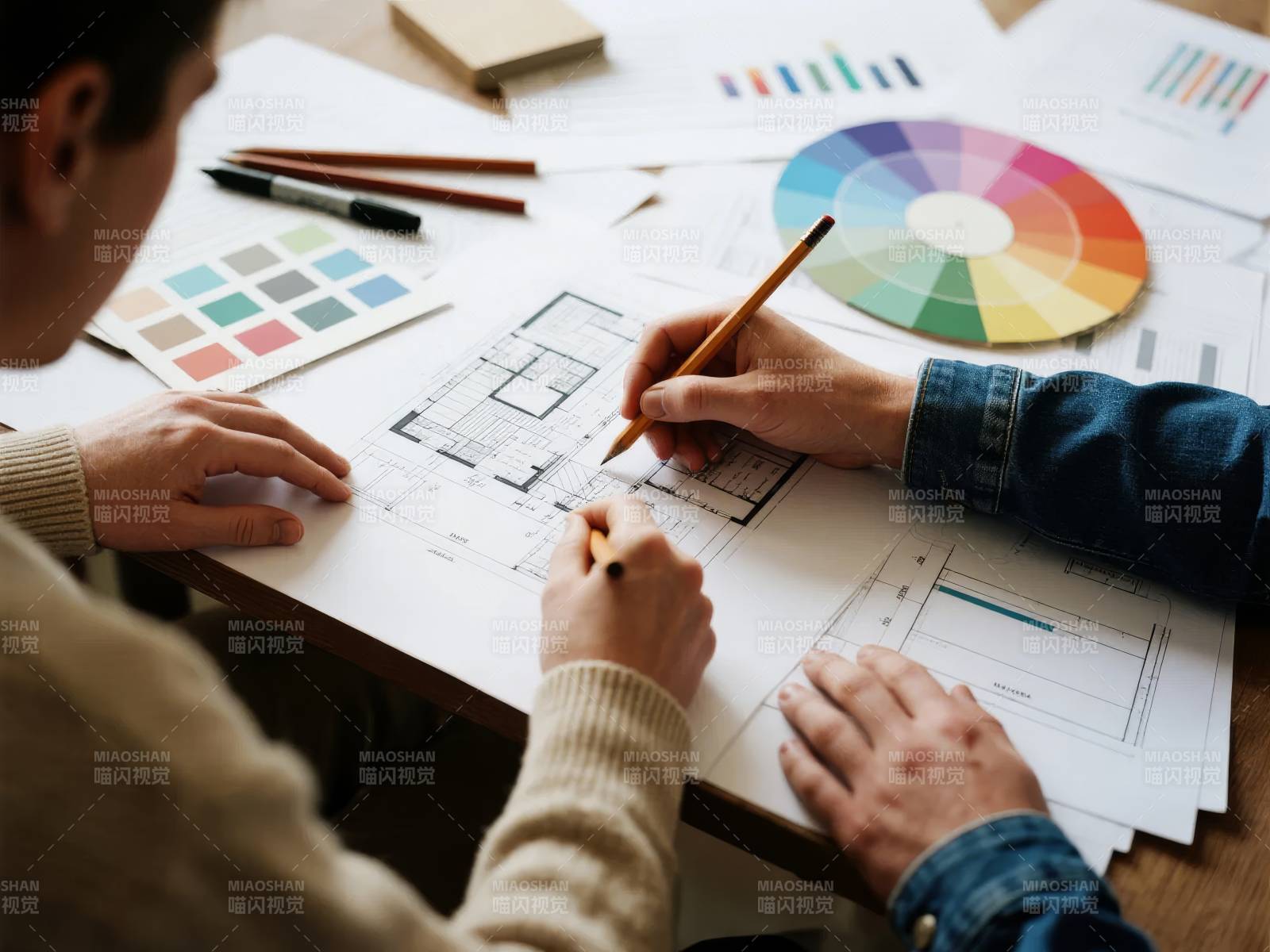 设计师协作绘图图片