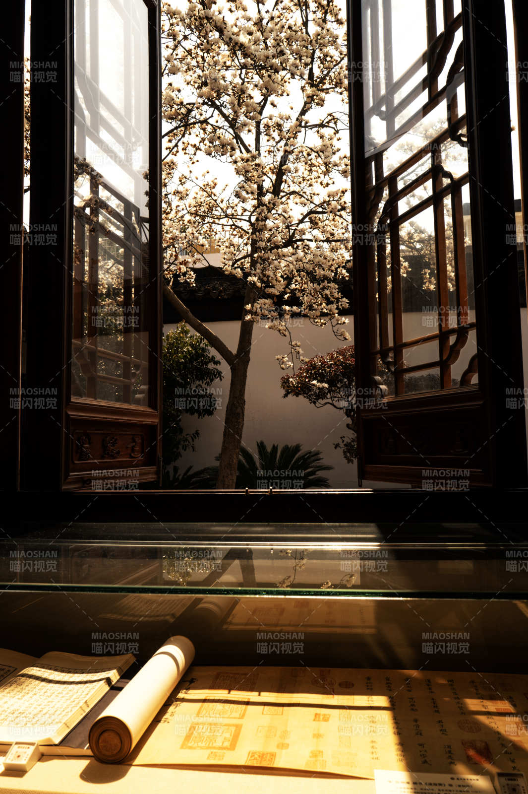 窗前春樱映古卷图片