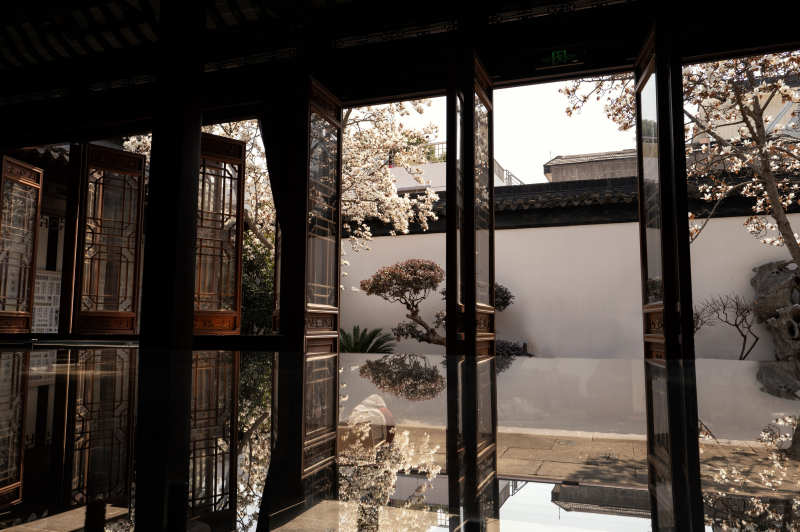 庭院春景 花开满园图片