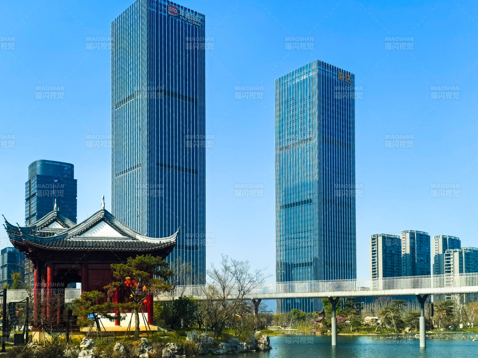 桐庐未来湖公园现代都市与古亭相映图片