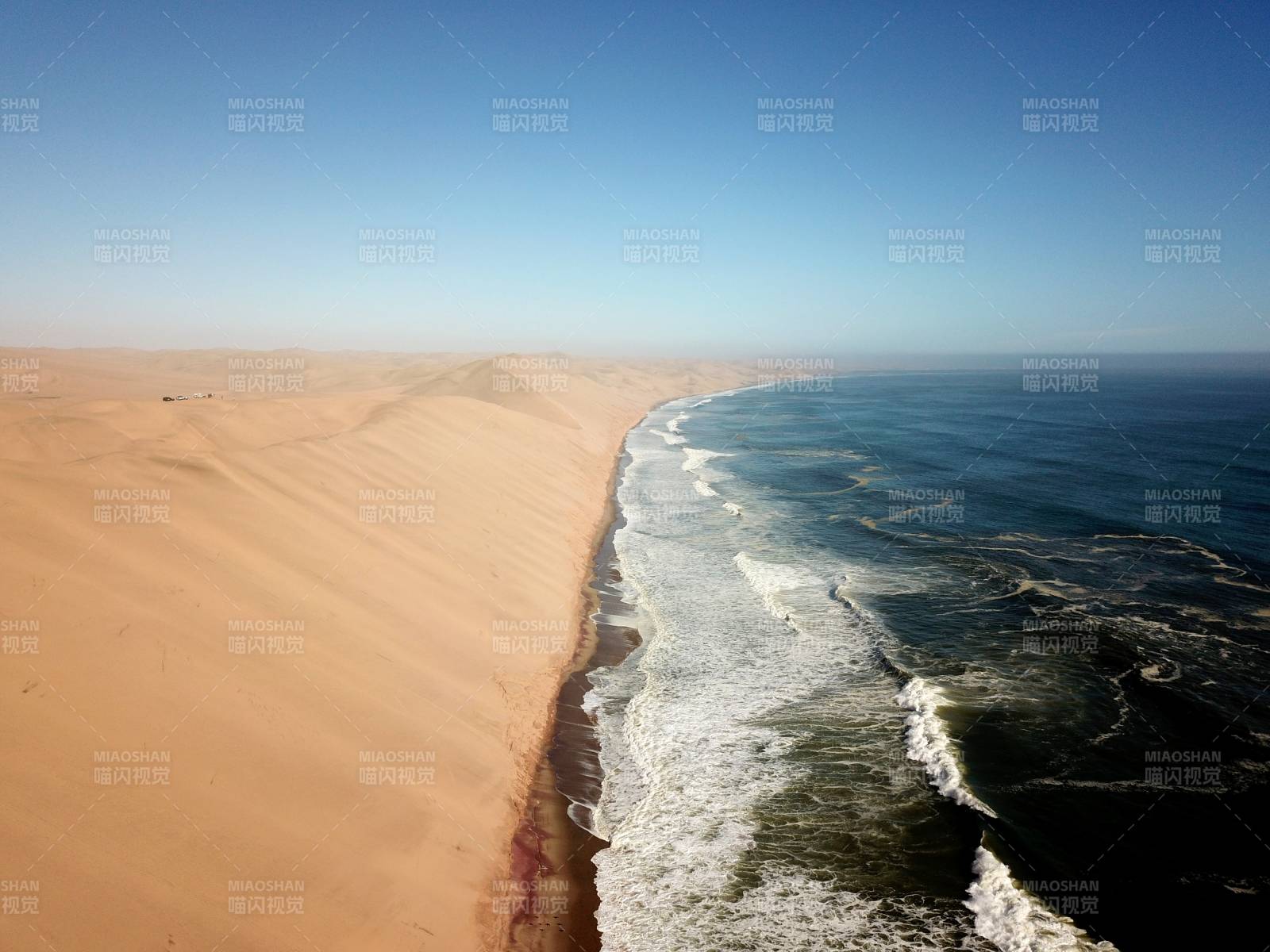 纳米比亚沙漠与海洋交汇图片
