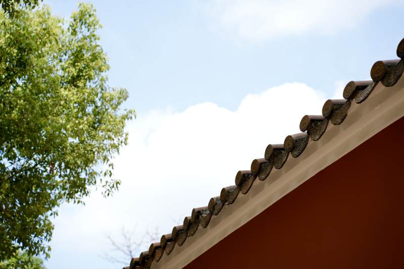 瓦檐绿树映蓝天图片