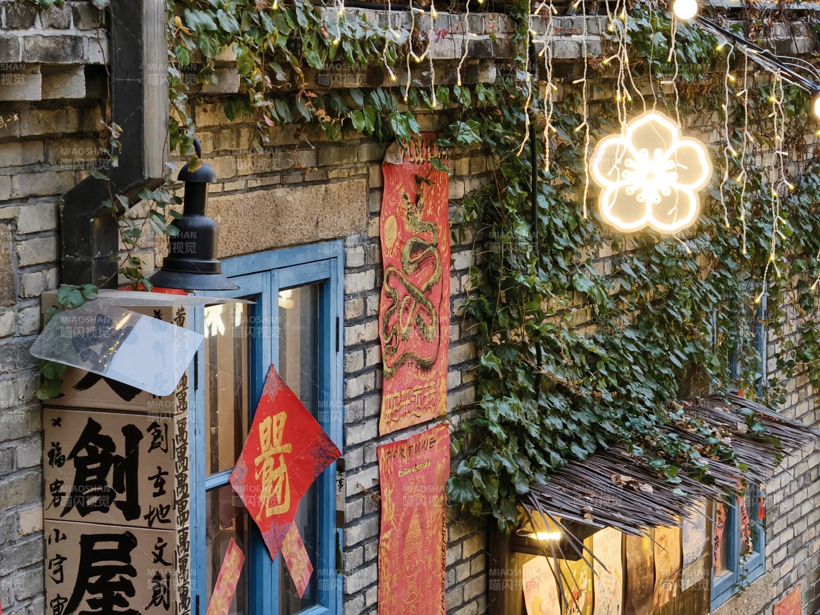 古巷灯火映春晖图片