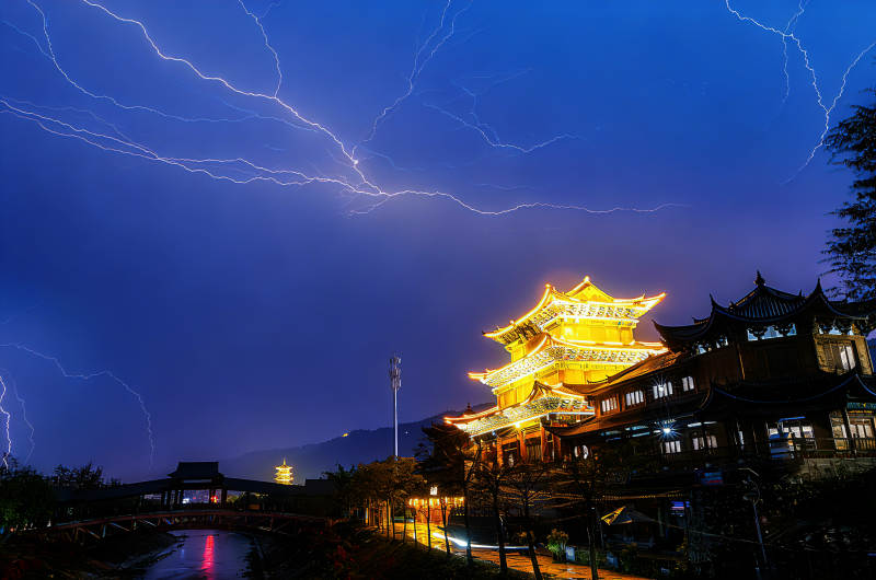 雷电映古楼图片