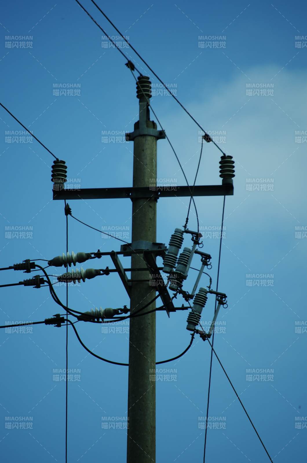 电线杆与天空图片