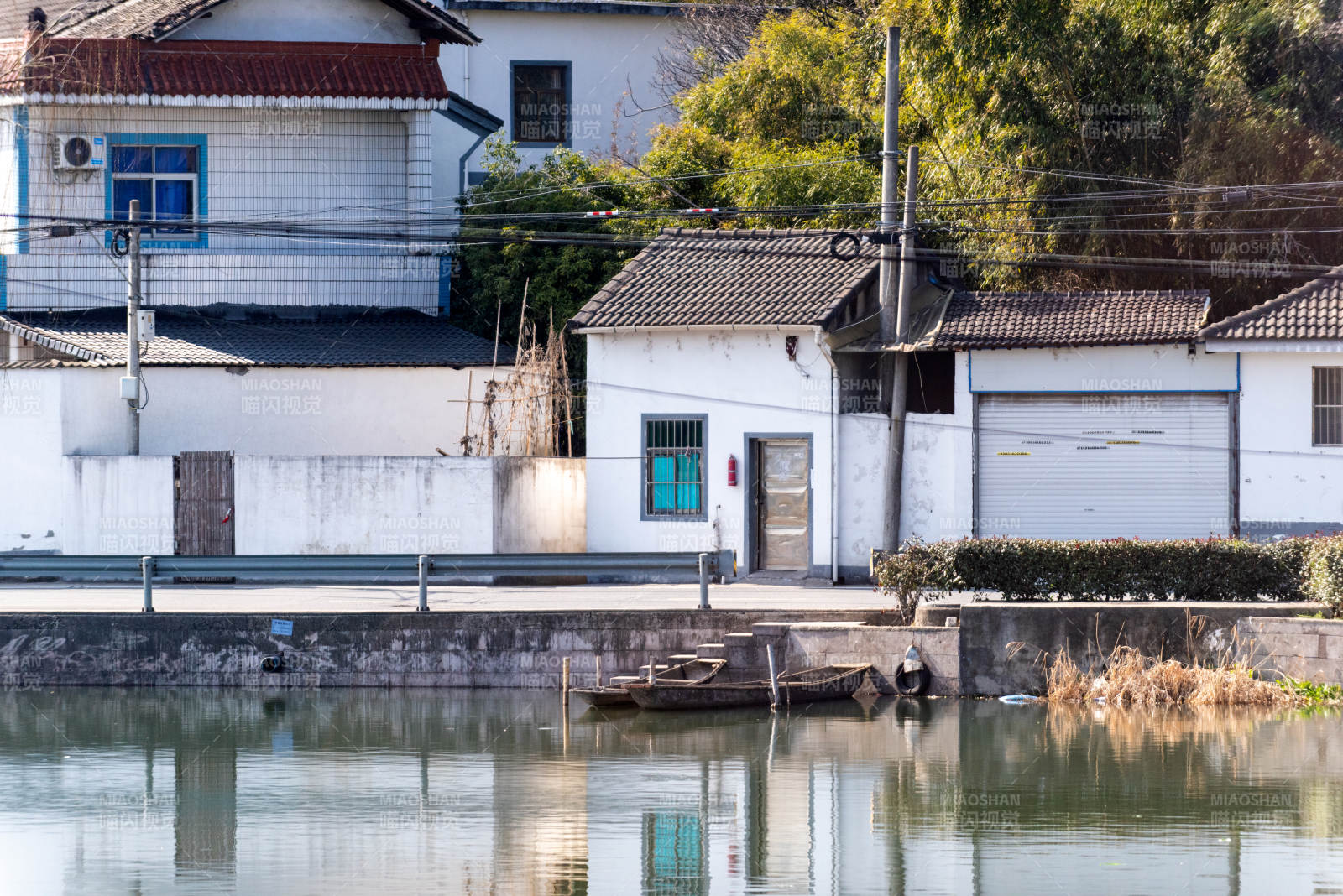 水边小屋静谧景图片