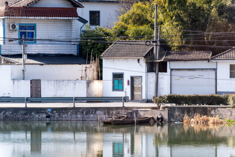 水边小屋静谧景图片