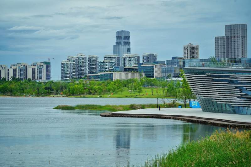 湖畔城市风光图片