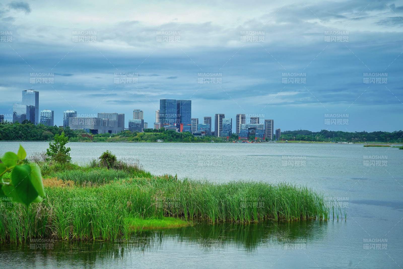 湖畔城市风光图片