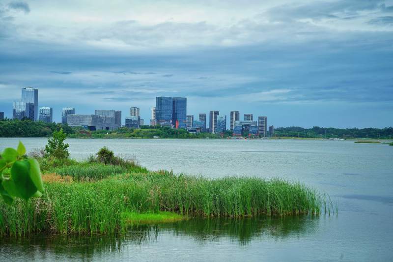 湖畔城市风光图片