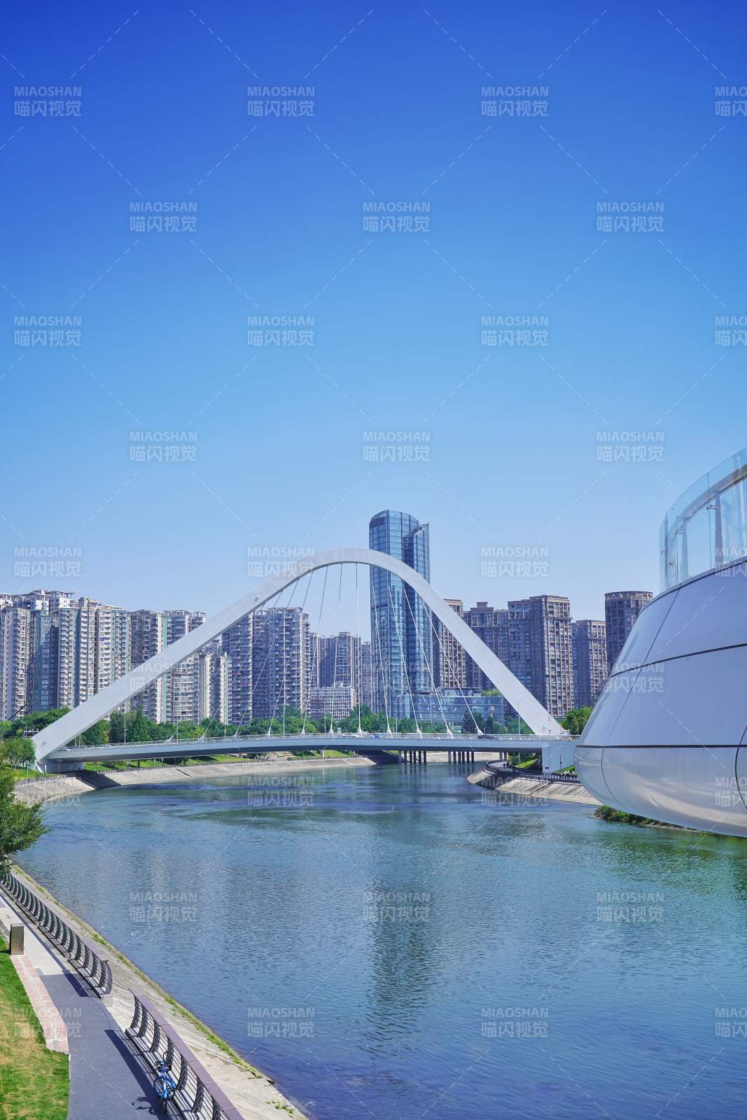 成都交子公园现代桥景图片