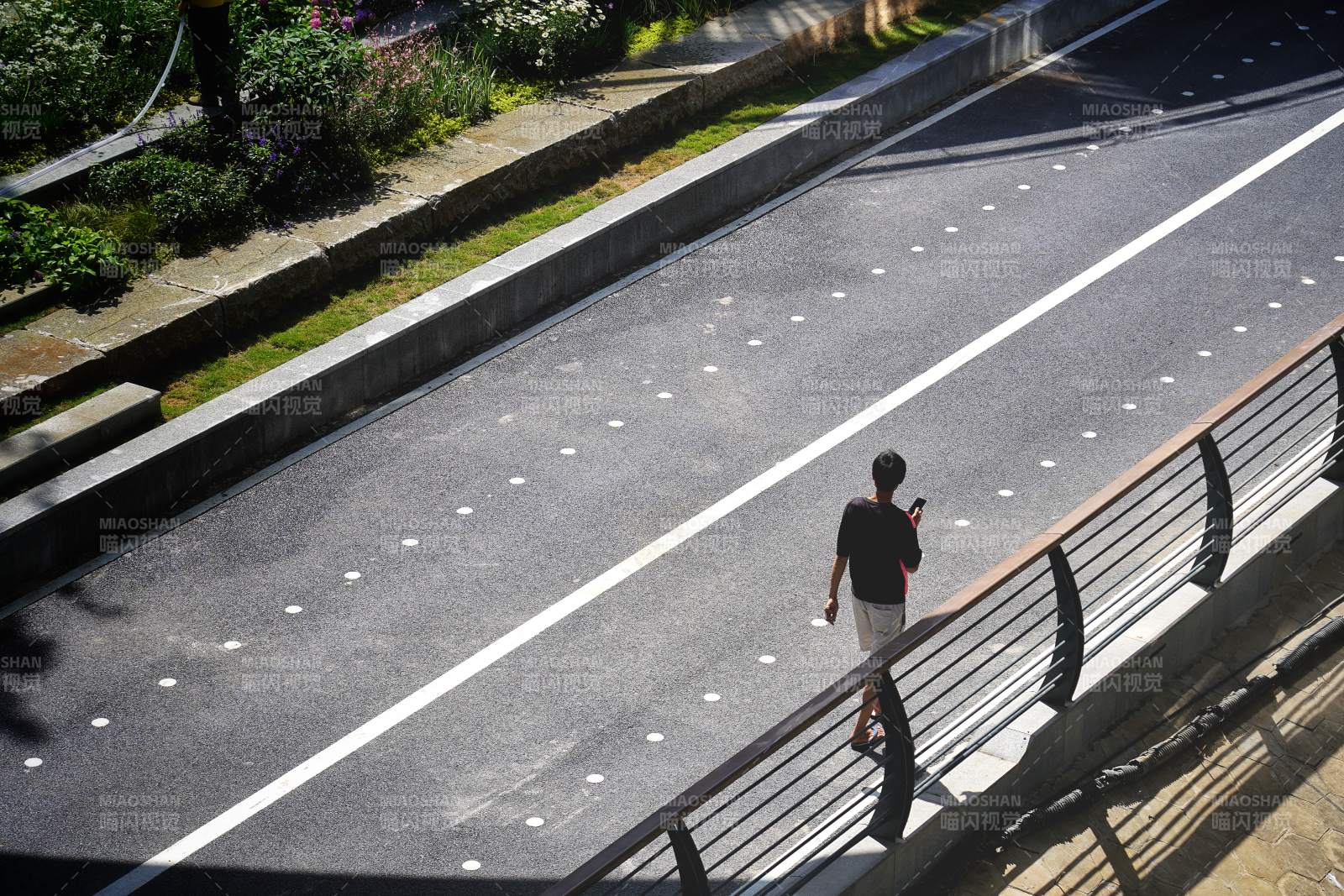 交子公园人行道独行者图片