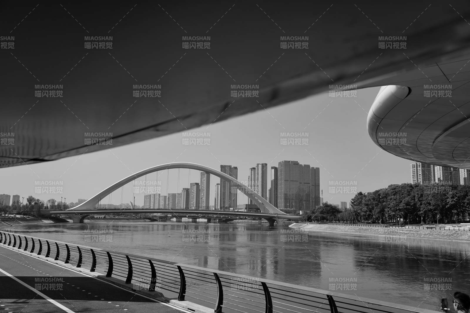 交子公园桥影河畔城市景图片