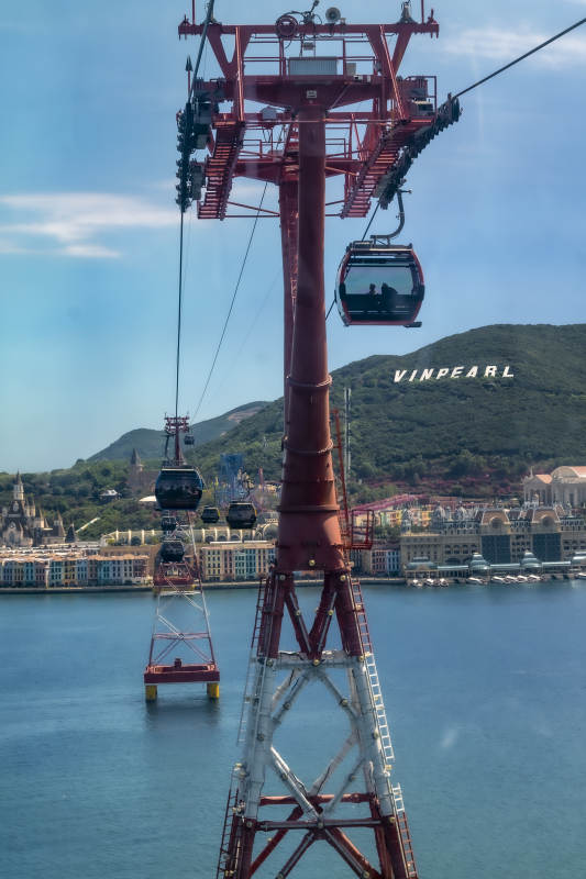 缆车掠过海景图片