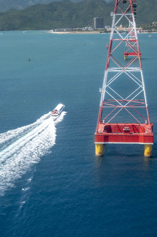 海上塔与快艇图片