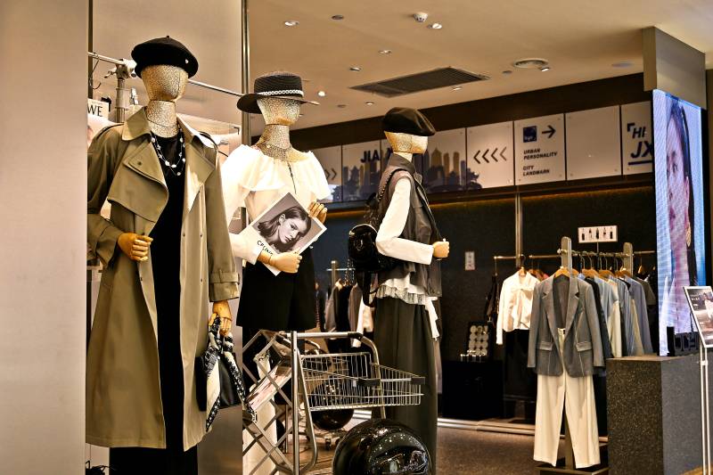 商场时尚女装展厅图片