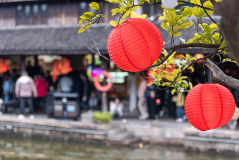 红灯笼映水街景图片