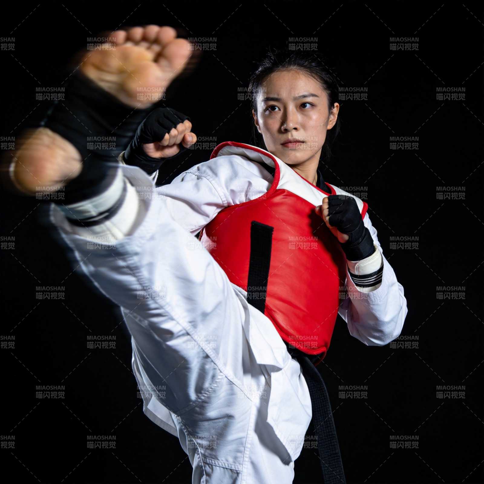 跆拳道女子踢腿瞬间图片