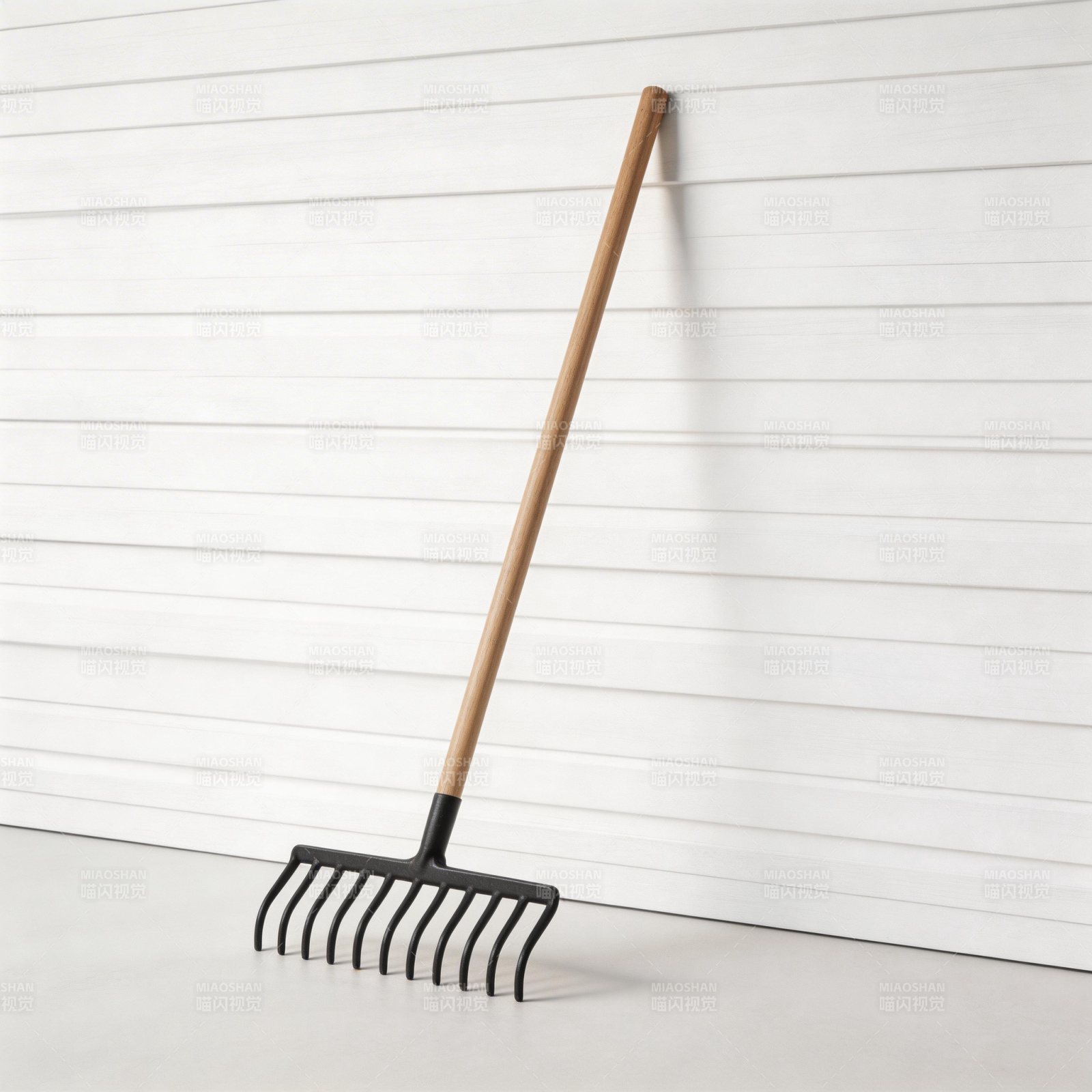 木柄铁耙靠墙立图片