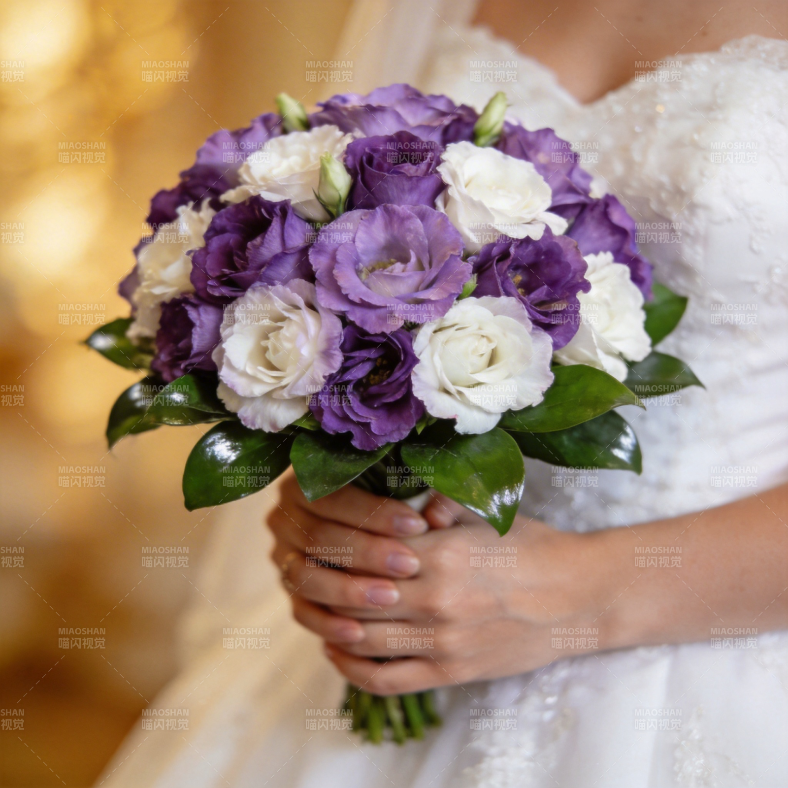 紫白花束新娘手捧图片