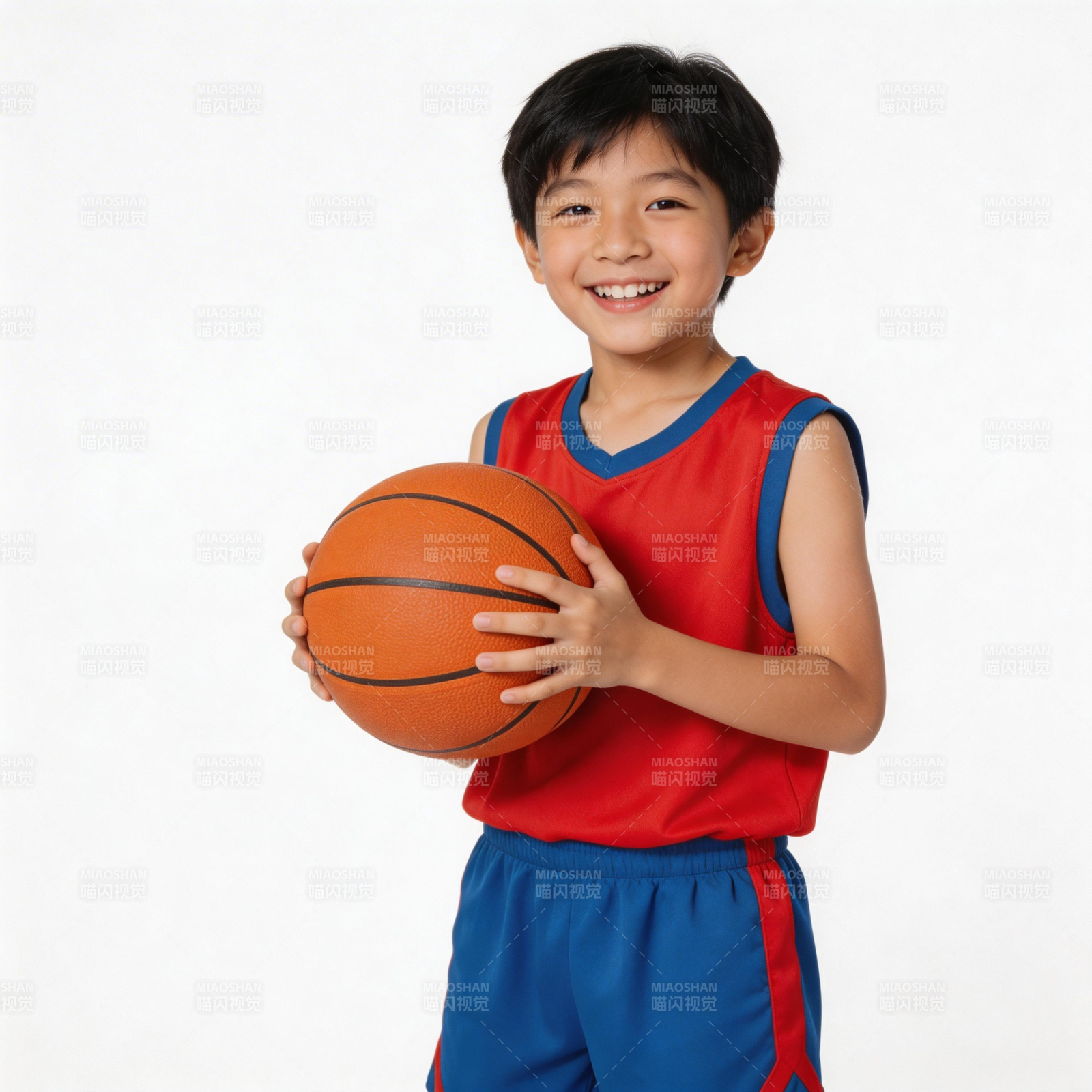 少年持篮球微笑图片