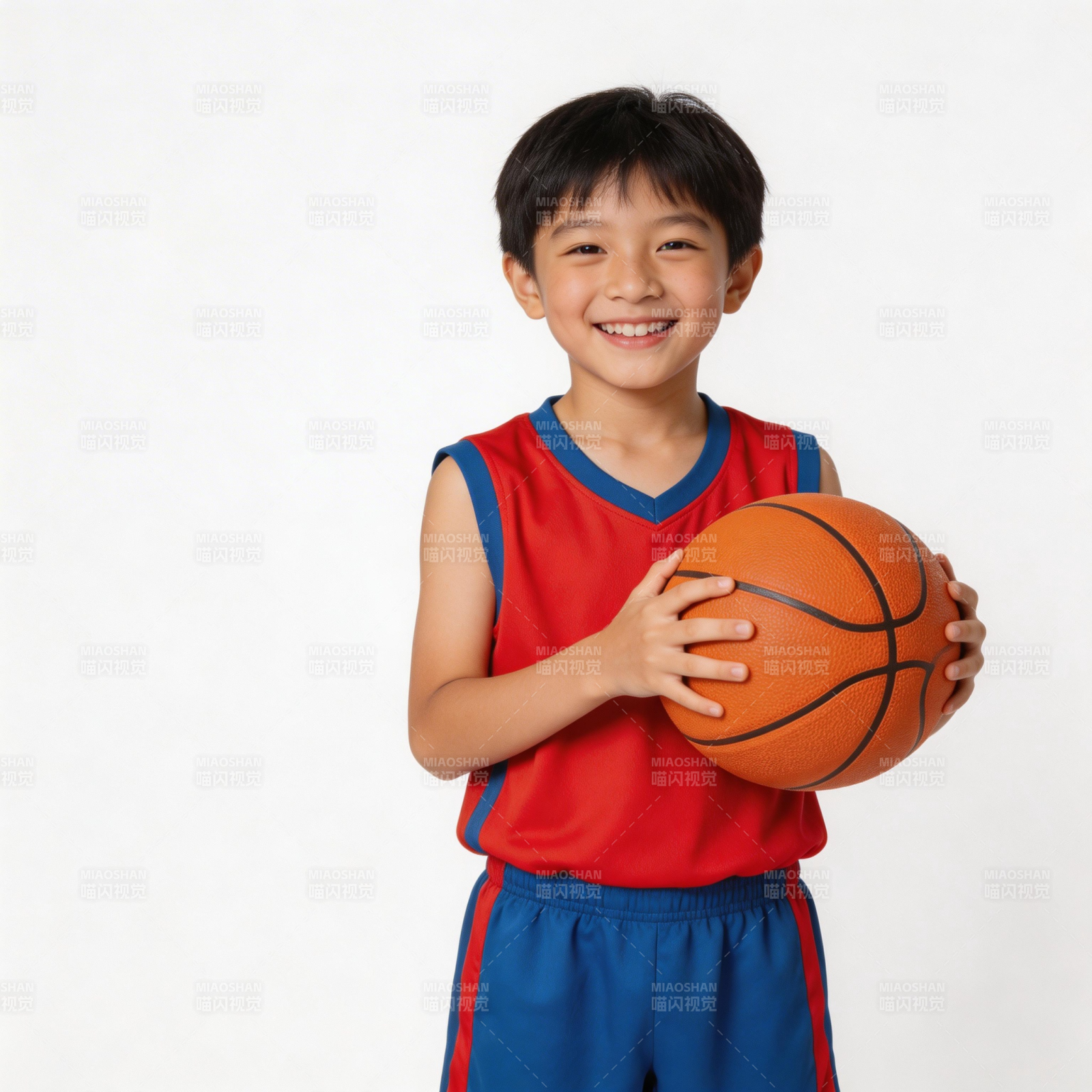 少年持球微笑图片