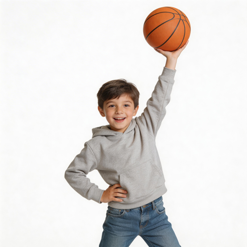 小男孩举篮球图片
