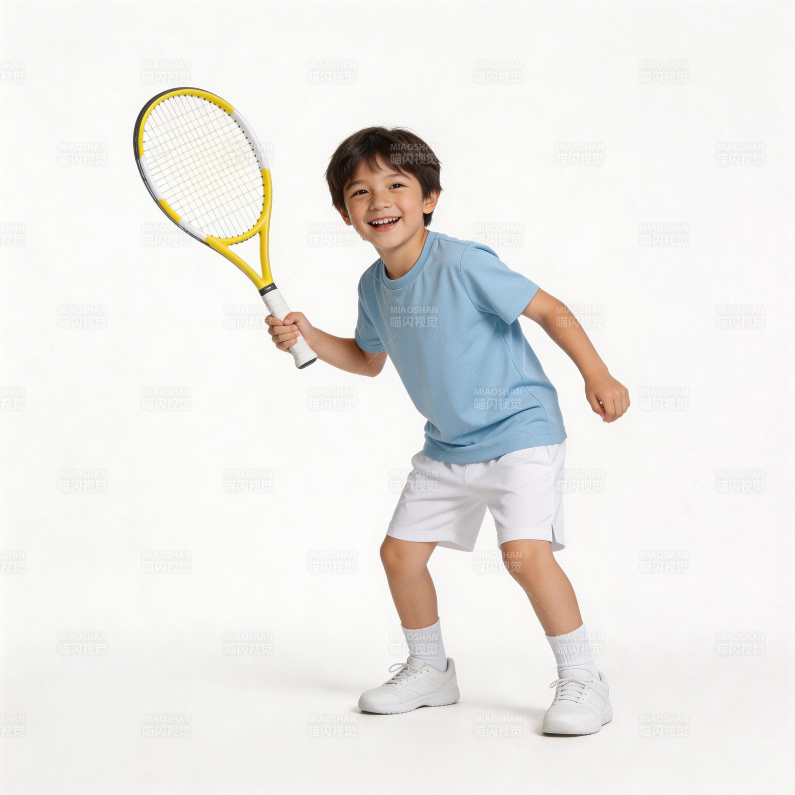 小童挥拍打网球图片