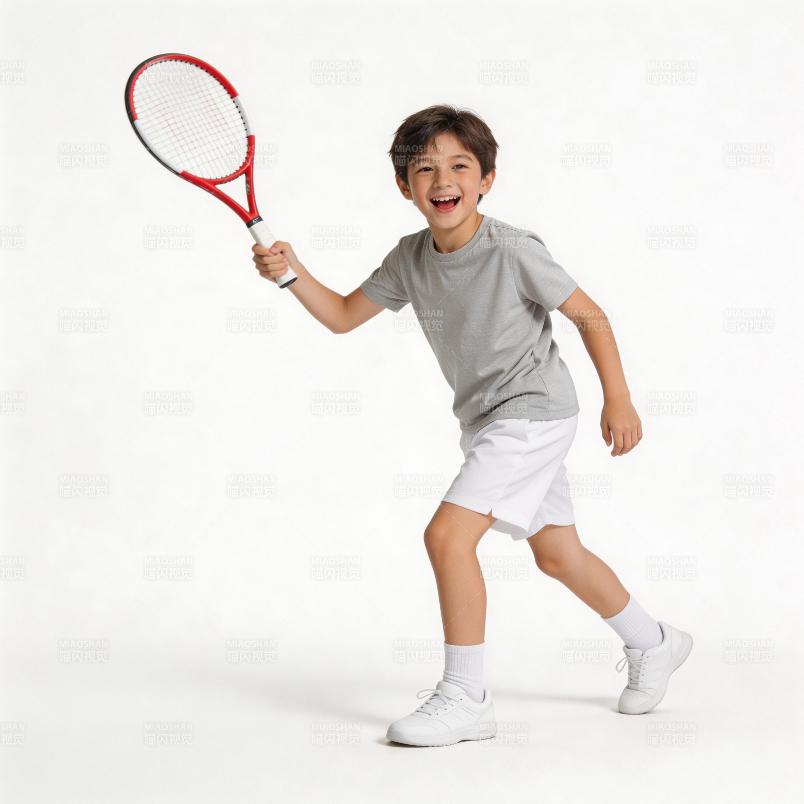 少年挥拍打网球图片