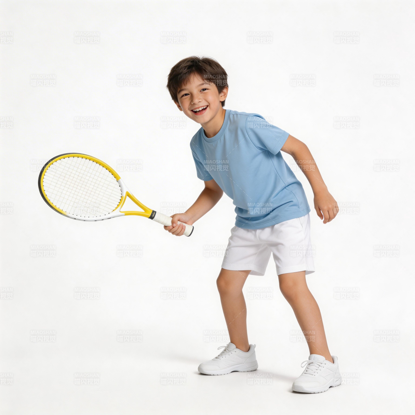 少年挥拍打网球图片