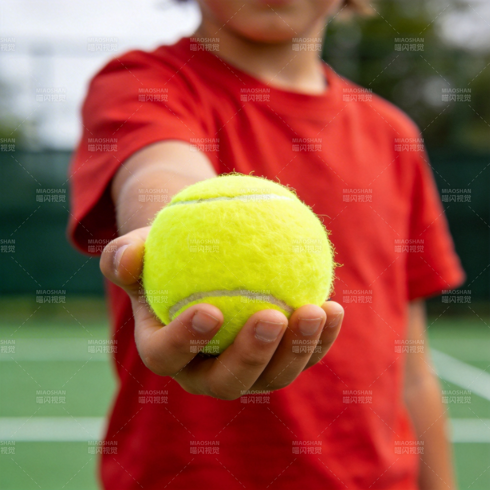 少年手握网球图片