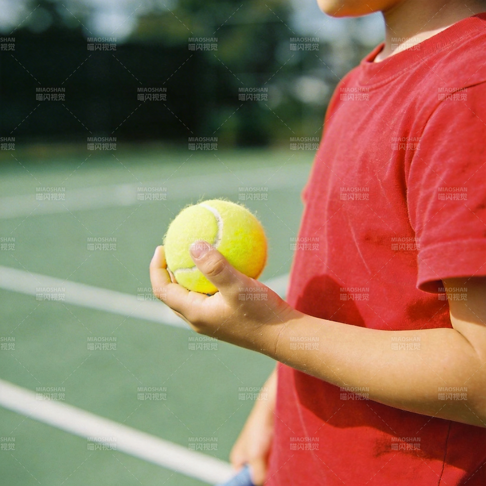 少年持网球准备发球图片