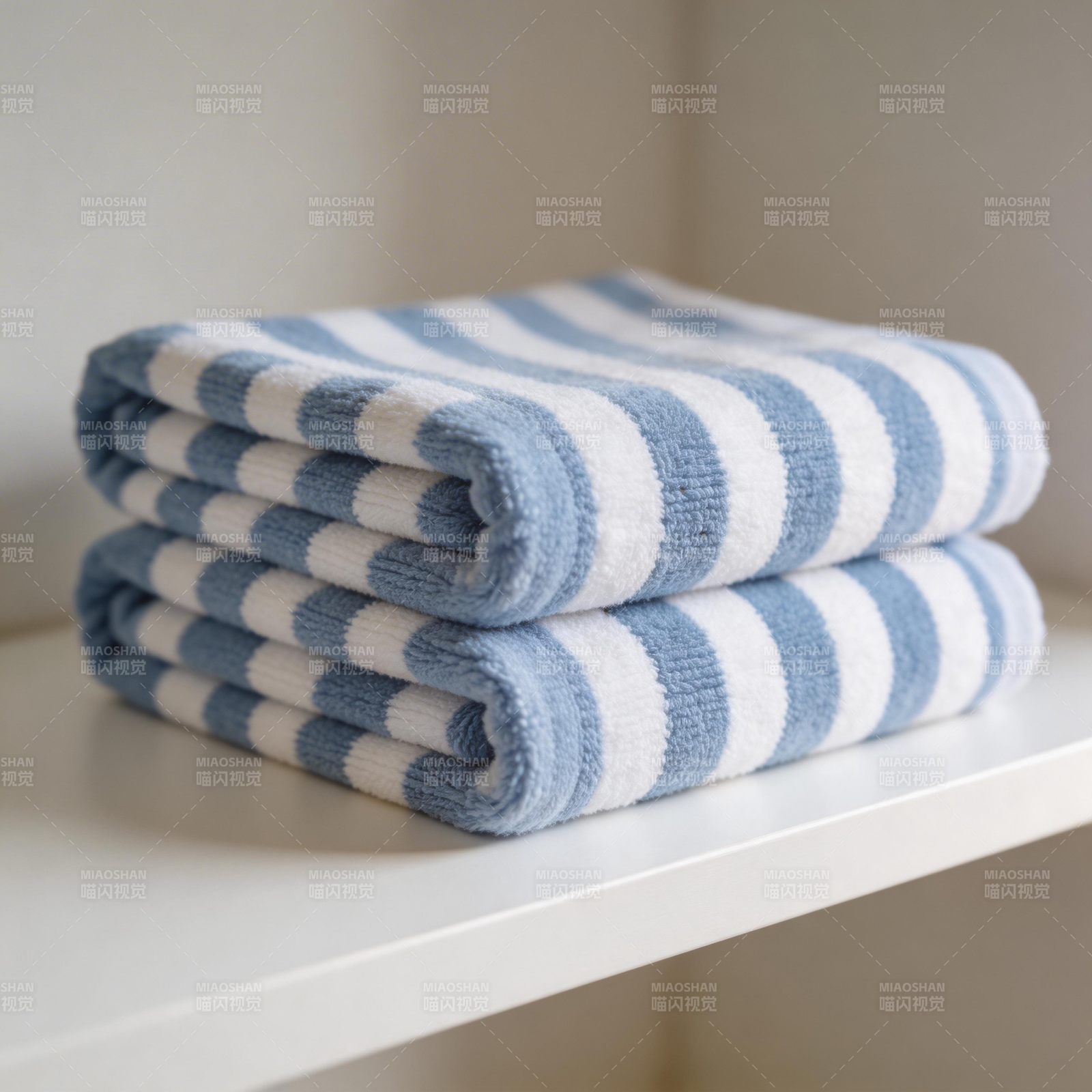 蓝白条纹毛巾叠放图片