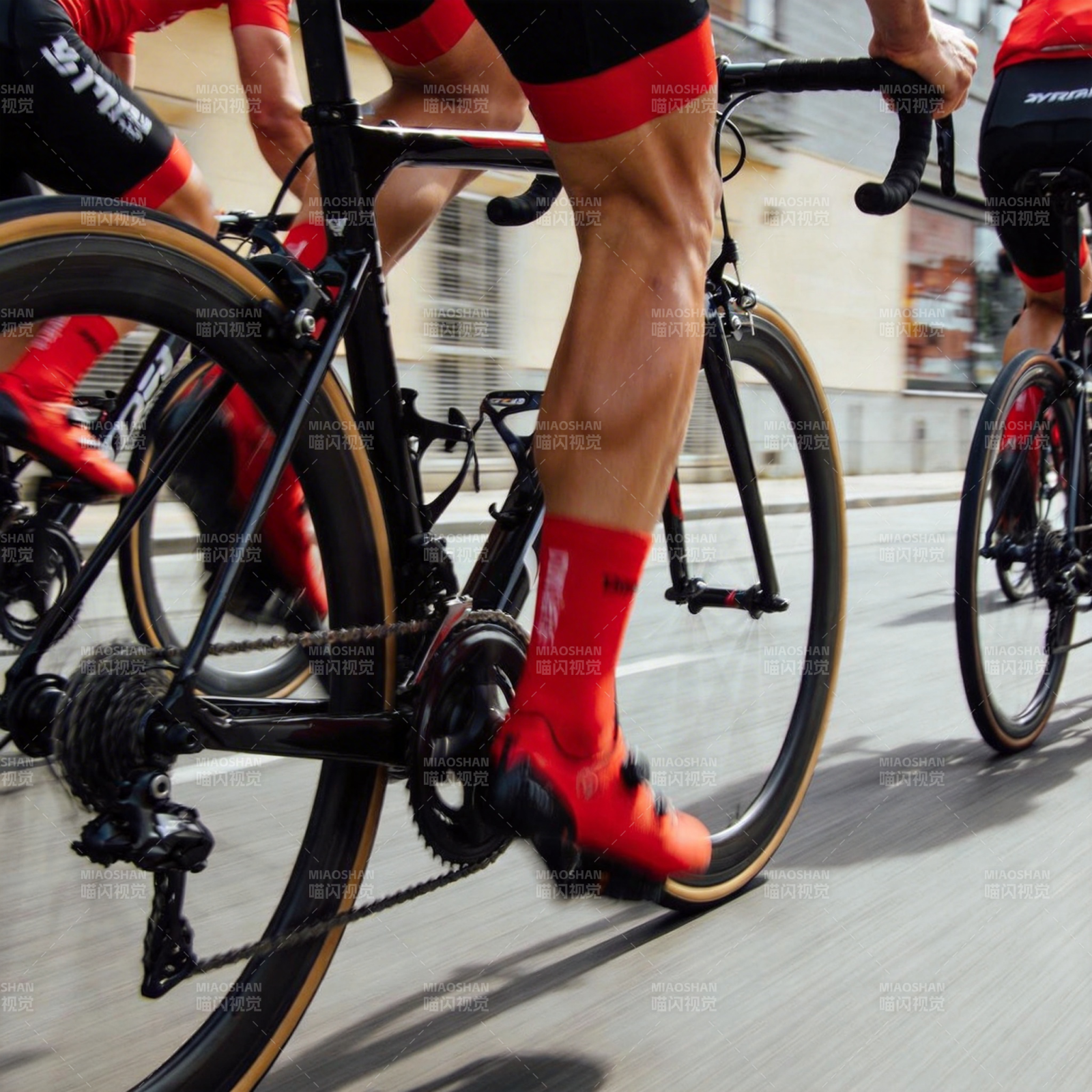 骑行者疾驰街头图片