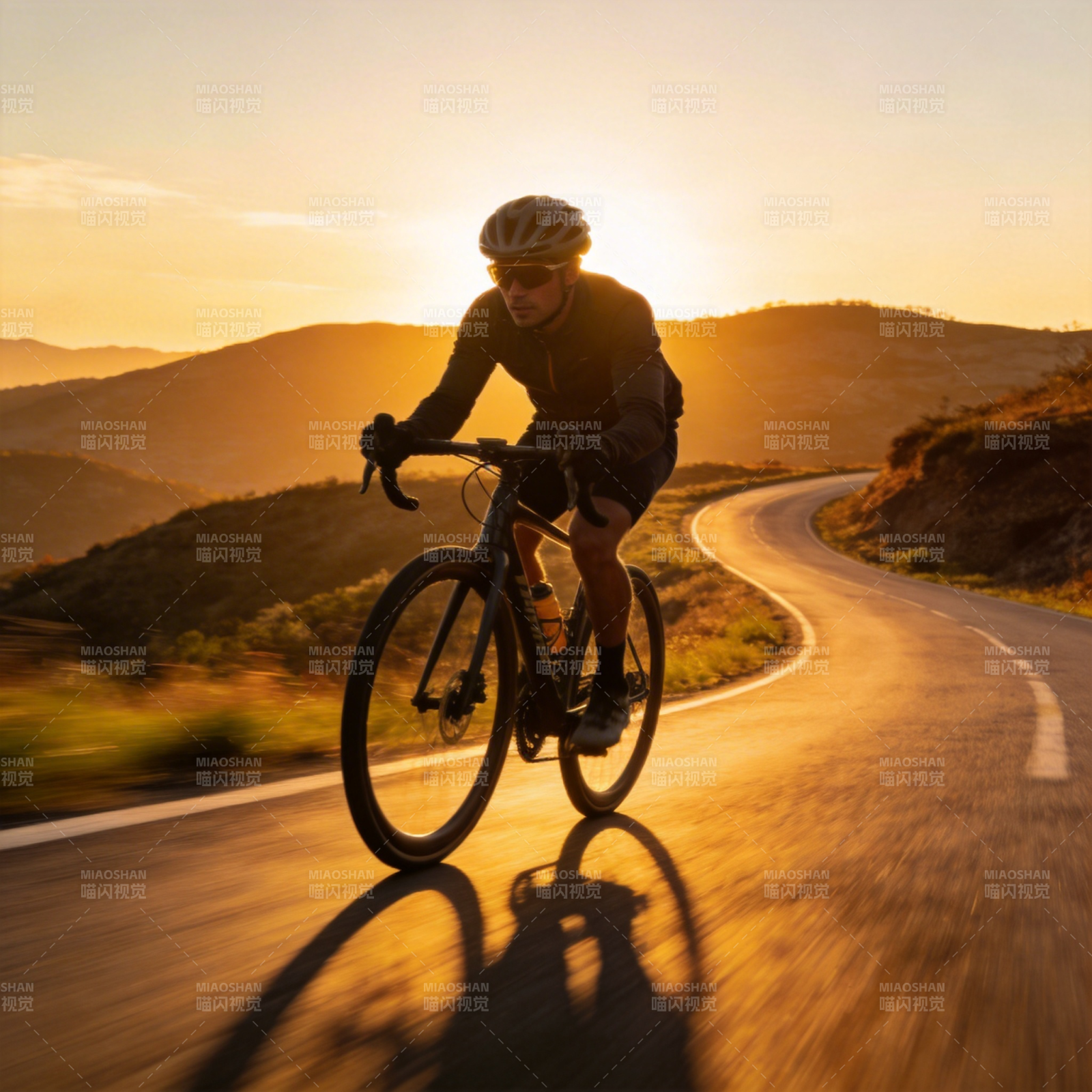 夕阳下的骑行者图片