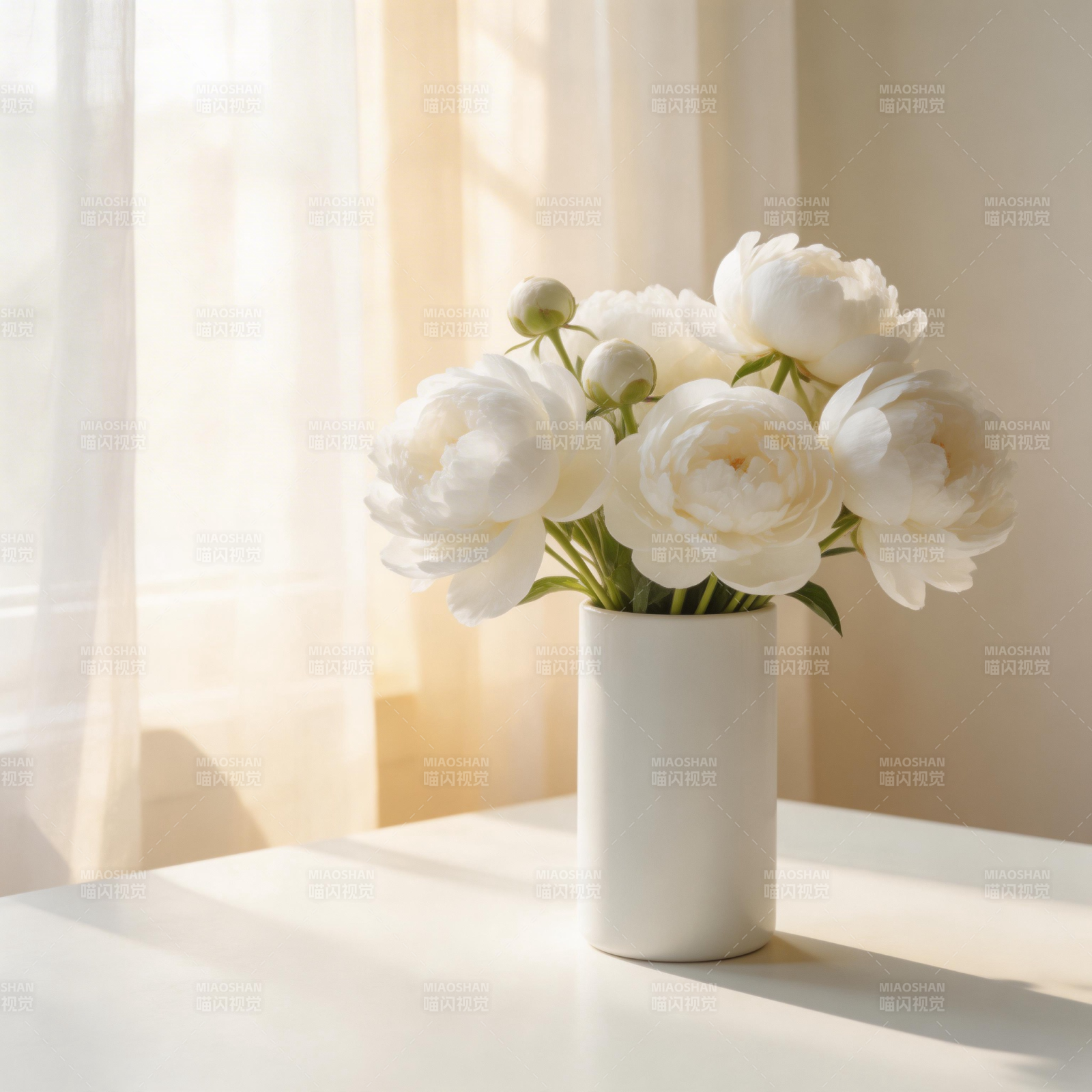 白花静谧窗边图片