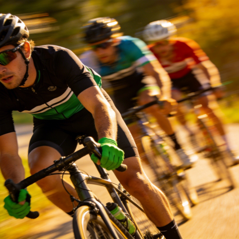 疾驰的骑行者图片