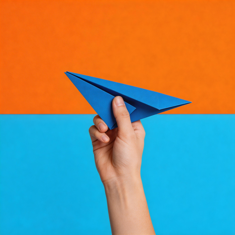 手握蓝色纸飞机图片
