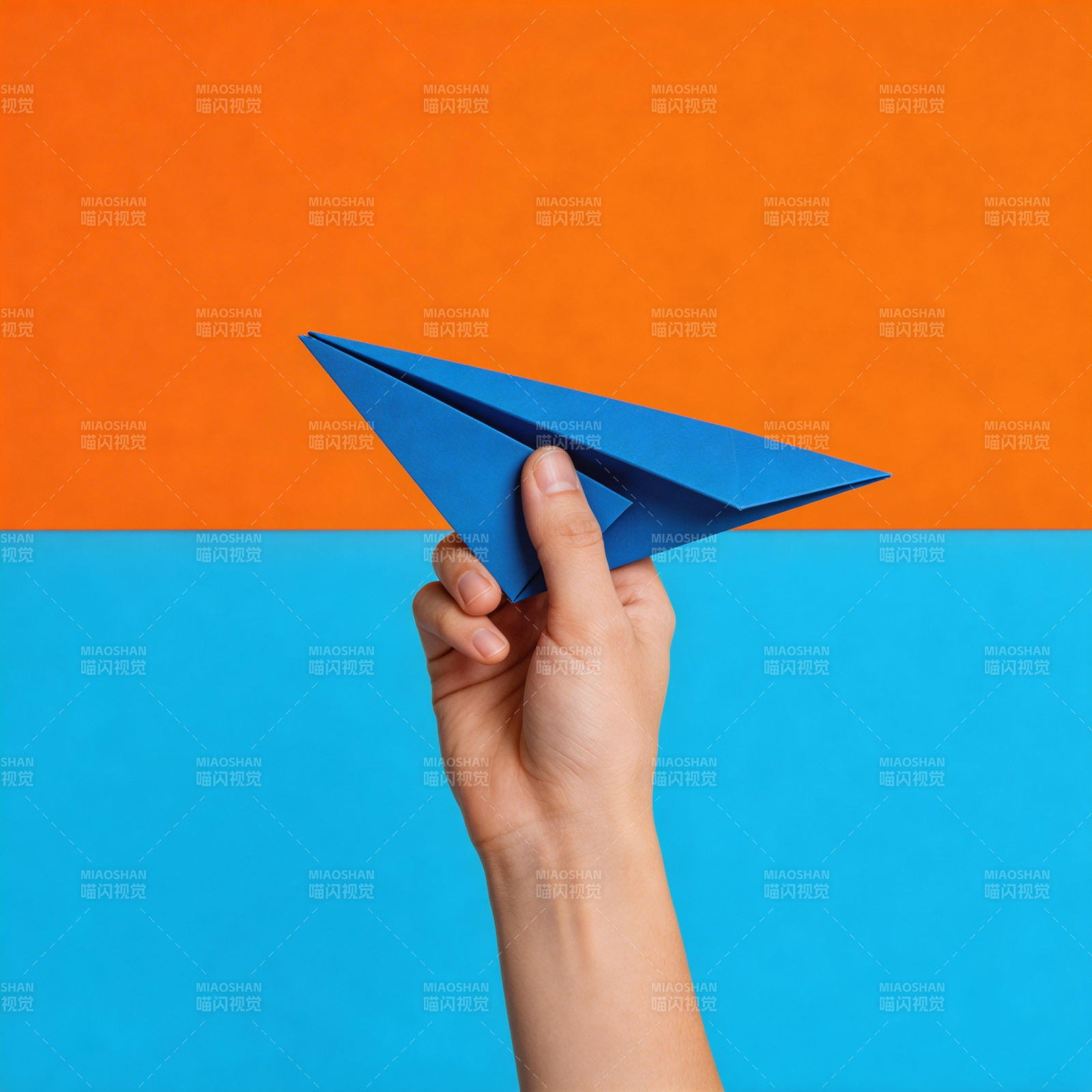 手握蓝色纸飞机图片
