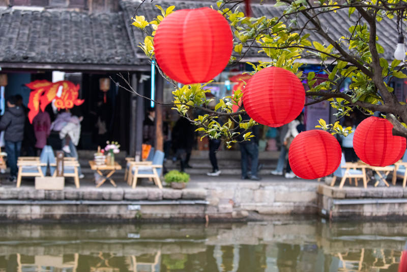 红灯笼映水景图片