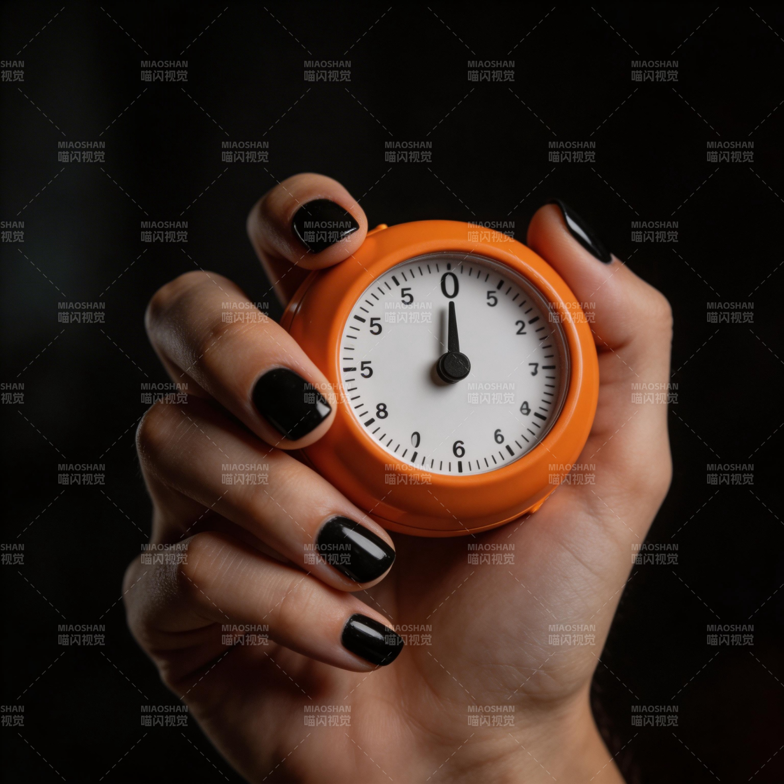 橙色闹钟在手中图片
