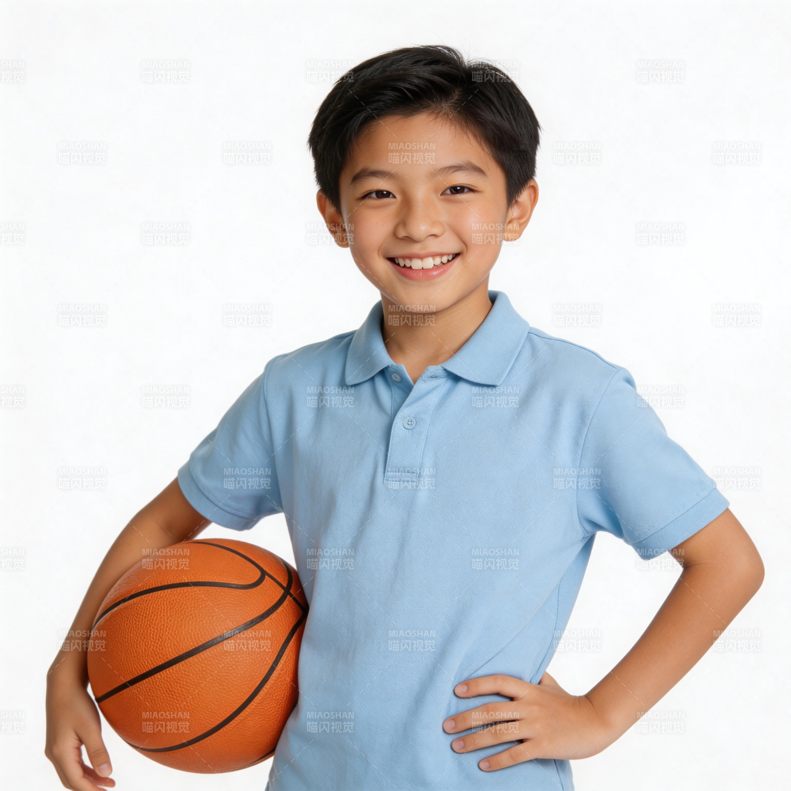 少年持球微笑图片