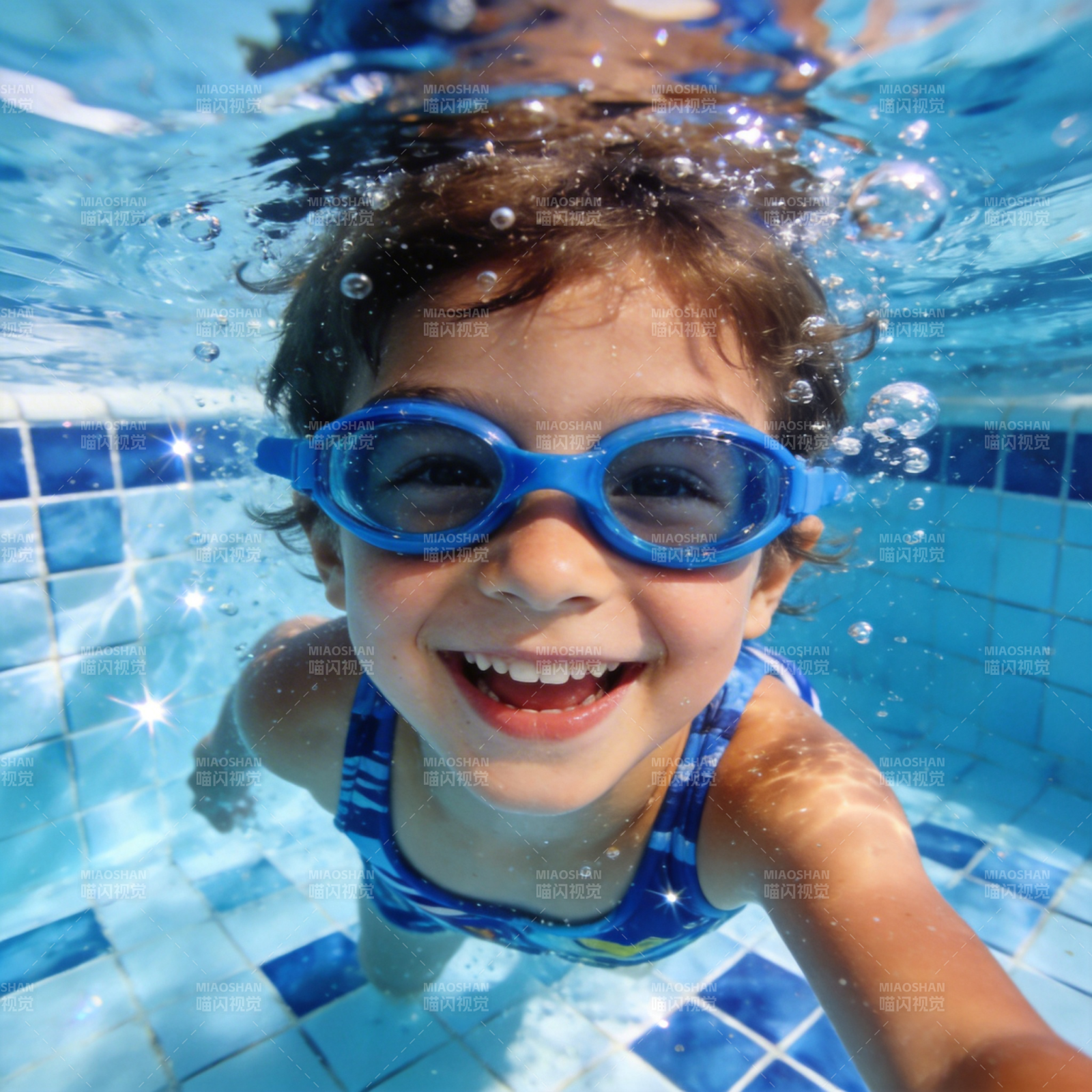 水下微笑的小女孩图片