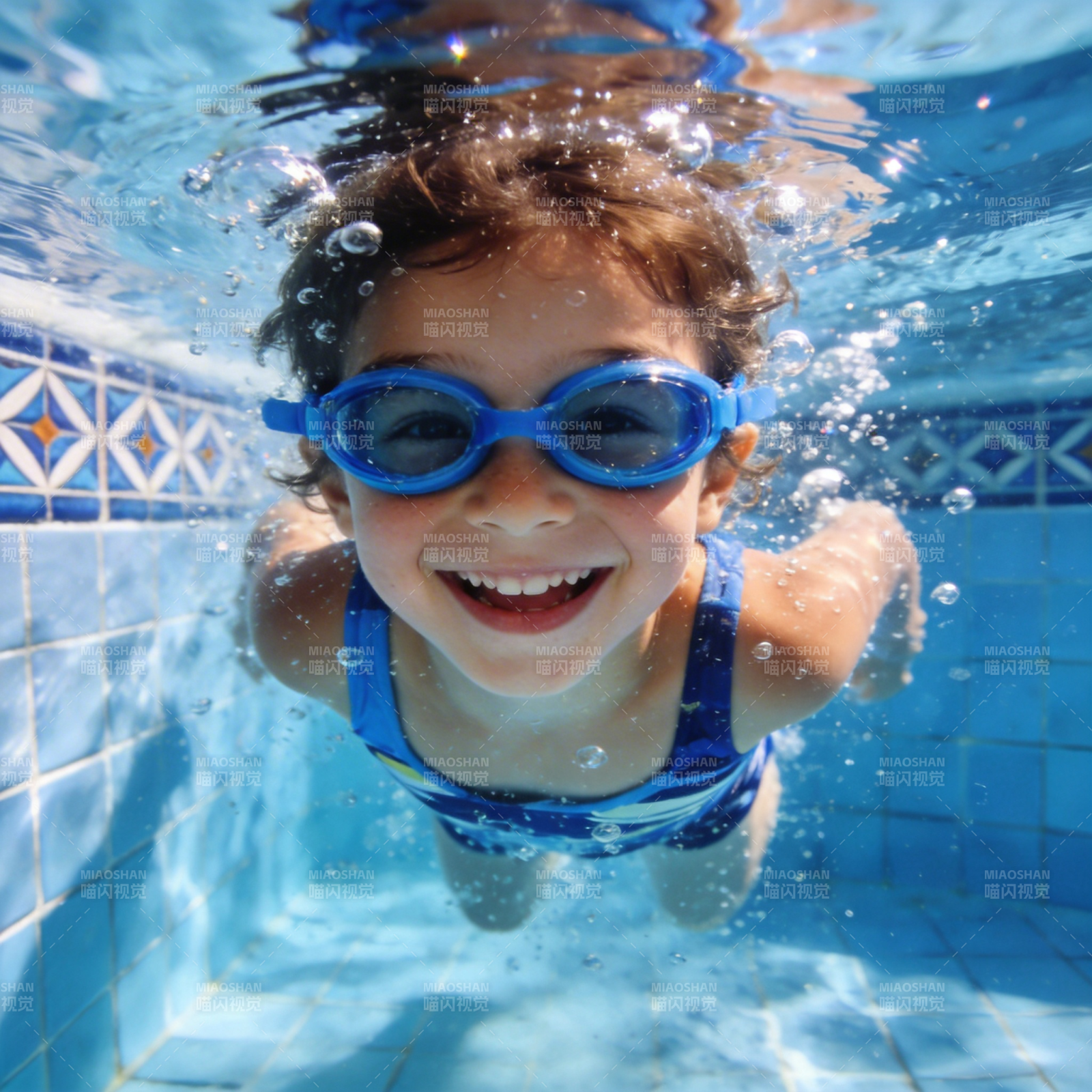 水下微笑的小泳者图片